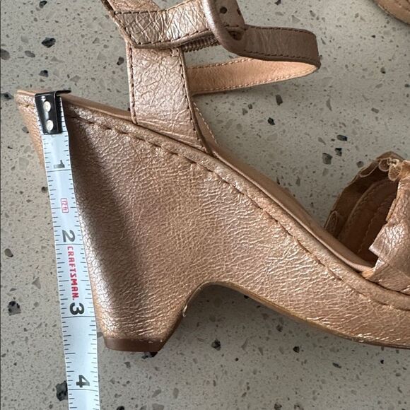 Born Elegant Metallic Tan Leather Wedge Sandals Slingback Comfort Shoes Size 7M - Picture 6 of 12